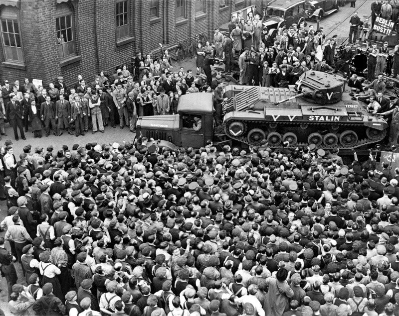 Отправка танка «Валентайн» (Valentine)  в СССР по программе ленд-лиза. Танк с надписью «Stalin» перевозится на грузовике с завода в порт