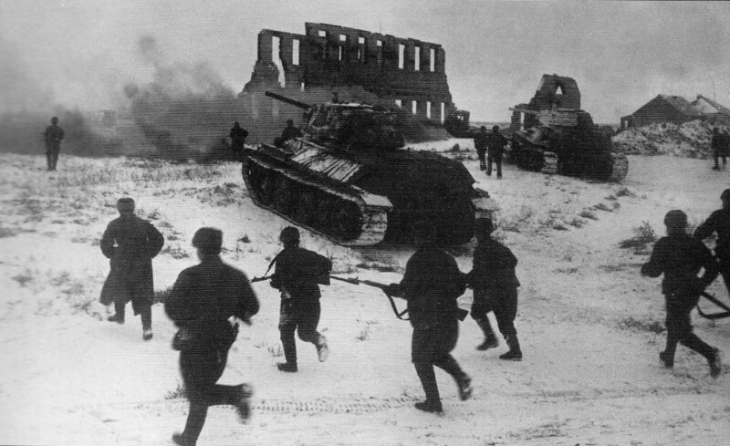 Советские бойцы при поддержке танка Т-34 идут в атаку у Калача
