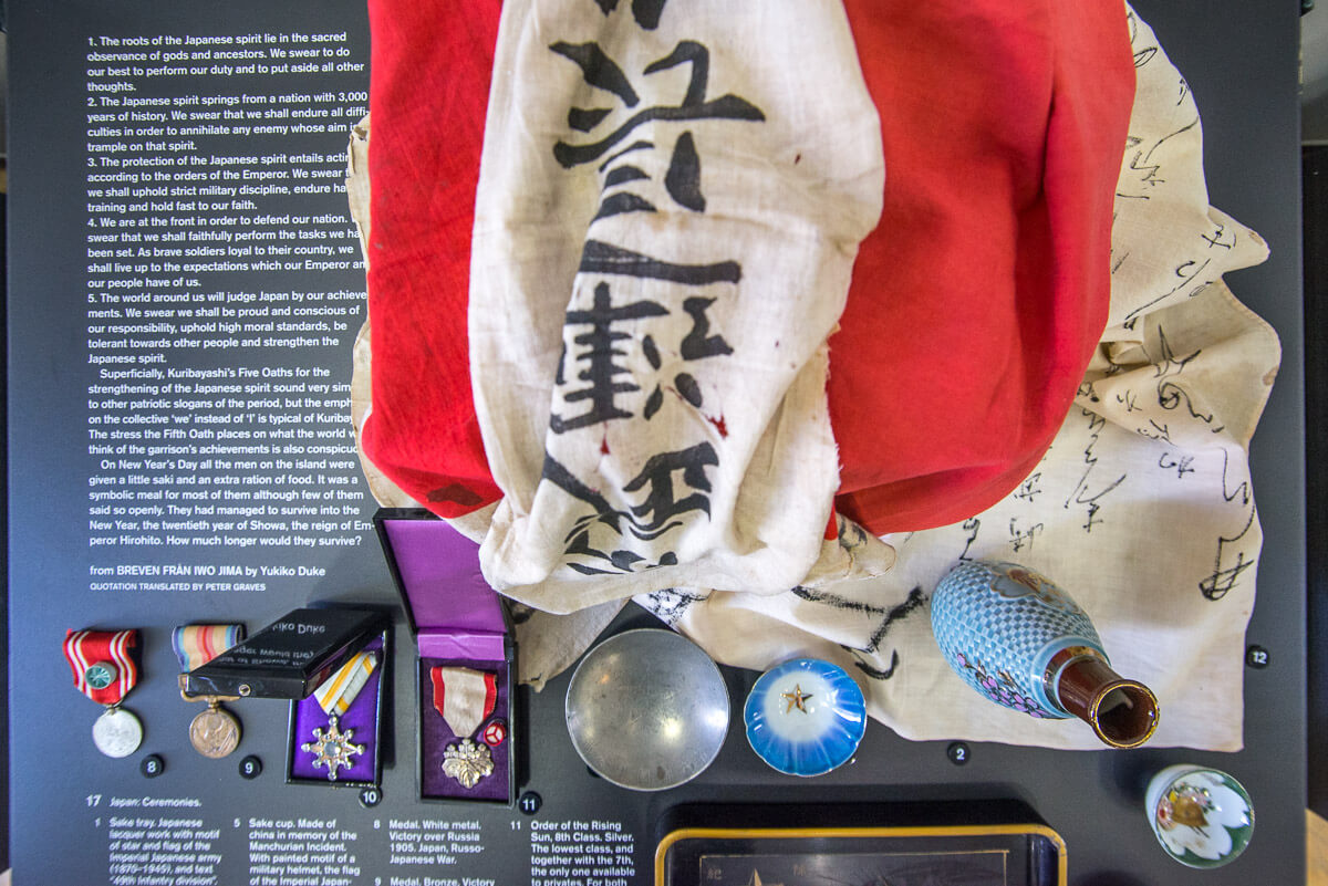 Церемониальные японские принадлежности: приборы для саке, медаль за победу в русско-японской войне 1905 года, бронзовая медаль за победу над Китаем в 1938 году, Орден Священного сокровища 7 класса.